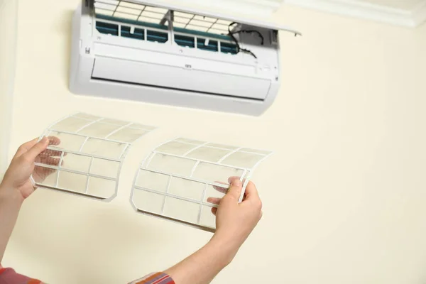 Man Holding Filters Air Conditioner Indoors Closeup — Stock Photo, Image