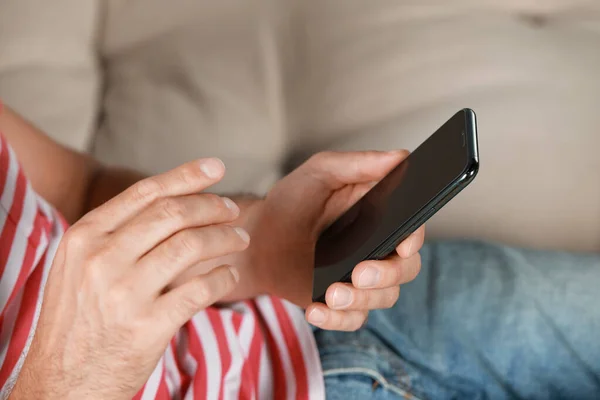 Uomo Con Smartphone Casa Vista Vicino — Foto Stock