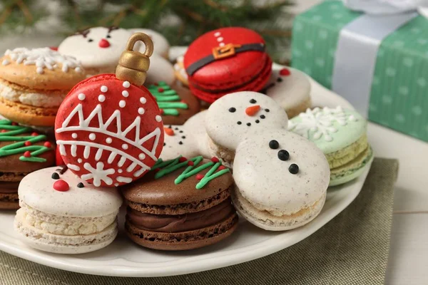 Krásně Zdobené Vánoční Macarons Bílém Stole Detailní Záběr — Stock fotografie