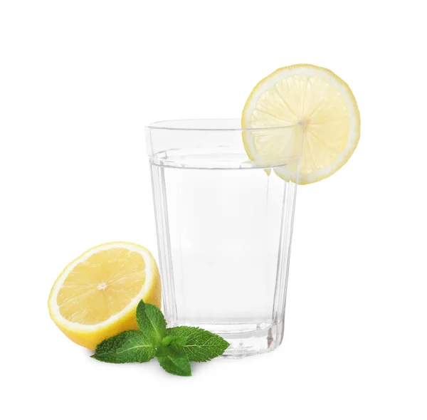 Vaso Con Agua Limón Rodajas Menta Sobre Fondo Blanco — Foto de Stock