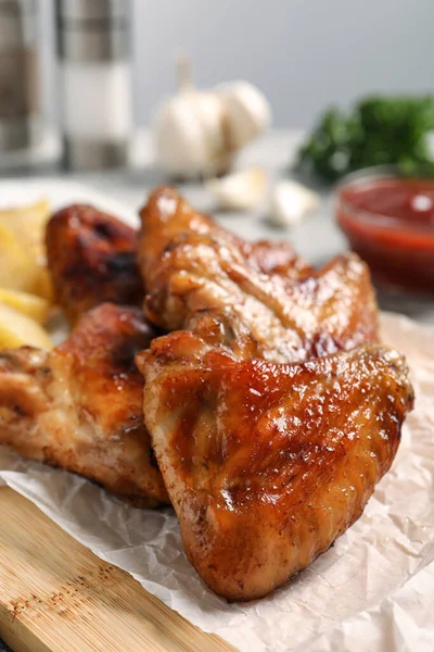 Heerlijke Gebakken Kippenvleugels Geserveerd Tafel Close — Stockfoto