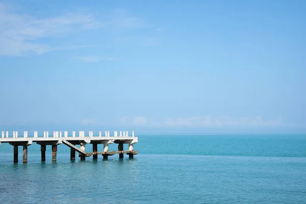 Belle Jetée Blanche Mer Jour Ensoleillé Espace Pour Texte — Photo