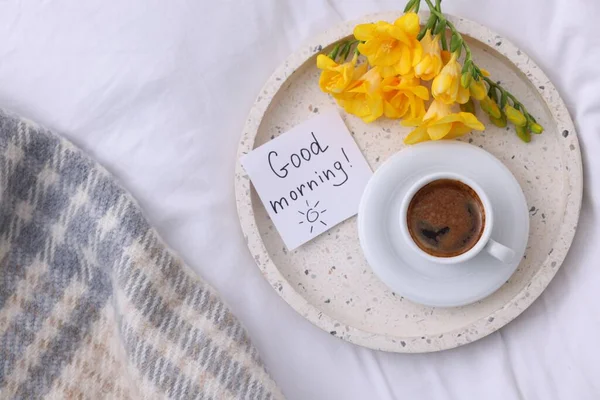 Tasse Kaffee Blumen Und Karte Mit Der Aufschrift Gutes Morgen — Stockfoto