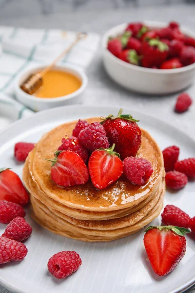Tasty Pancakes Fresh Berries Honey Plate Closeup — Fotografia de Stock