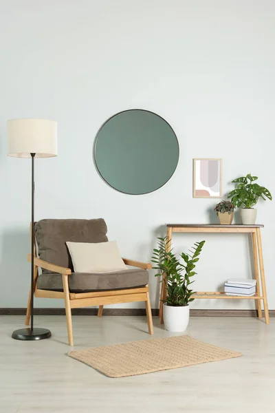 Elegante Soggiorno Interno Con Mobili Legno Piante Appartamento Specchio Rotondo — Foto Stock
