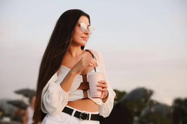 Vacker Ung Kvinna Med Välsmakande Milkshake Utomhus Plats För Text — Stockfoto