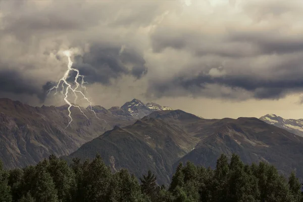 Donkere Bewolkte Lucht Met Bliksem Prachtige Bomen Bergen Onweer — Stockfoto