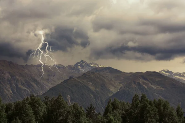 Céu Nublado Escuro Com Relâmpagos Sobre Belas Árvores Montanhas Trovoada — Fotografia de Stock