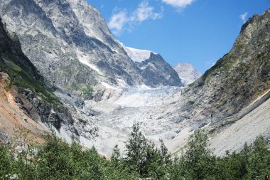 Bulutlu gökyüzünün altındaki dağların resimli görüntüsü