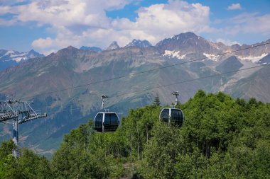 Dağlarda modern kamaraları olan kablo manzarası