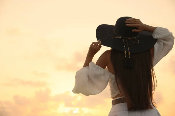 Young Woman Hat Sunset Back View Space Text — Stock Photo, Image