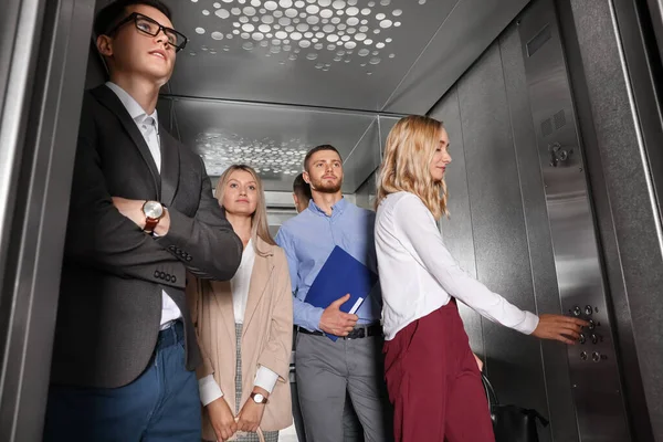 Groep Kantoormedewerkers Aan Het Praten Moderne Lift — Stockfoto