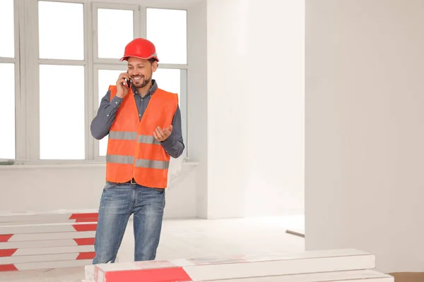 Man Industriell Ingenjör Uniform Talar Telefon Inomhus — Stockfoto