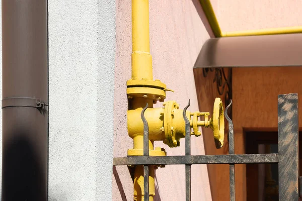 Tubo Gás Amarelo Parede Rosa Livre — Fotografia de Stock