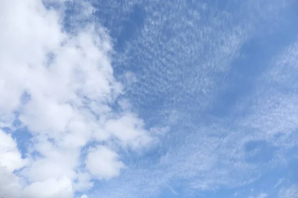 Живописный Вид Голубого Неба Белыми Облаками — стоковое фото