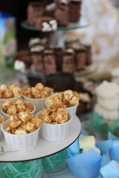 Tazze Con Deliziosi Popcorn Caramello Sul Supporto Dessert — Foto Stock