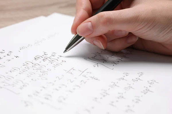 Estudiante Escribiendo Diferentes Fórmulas Matemáticas Papel Primer Plano —  Fotos de Stock