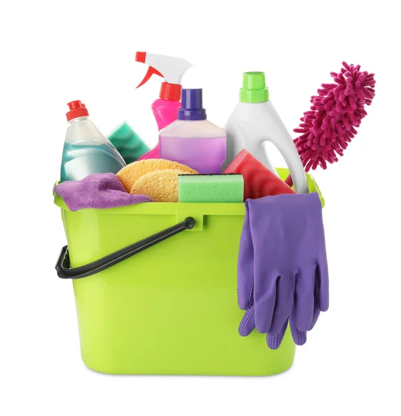 绿色塑料桶 装有清洁用品和工具 白色隔离 — 图库照片