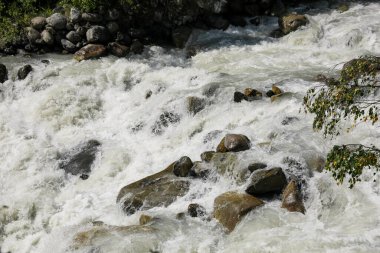 Dağlardaki nehir akıntısının yakın görüntüsü