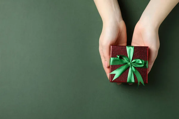 暗い緑の背景に美しく包まれたクリスマスのギフトボックスを保持する女性は トップビュー テキストのスペース — ストック写真