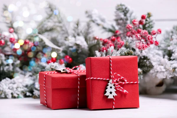 Красиві Подарункові Коробки Різдвяний Декор Білому Столі — стокове фото