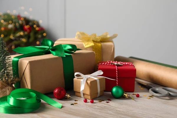 Hermosas Cajas Regalo Decoraciones Navidad Mesa Madera Blanca — Foto de Stock