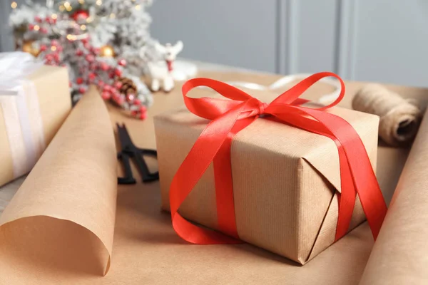 Cadeau Noël Belle Boîte Cadeau Enveloppée Dans Papier Kraft Décorée — Photo