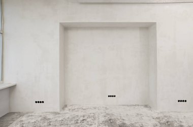 Odadaki boş beyaz duvar yenilenmeye hazır.