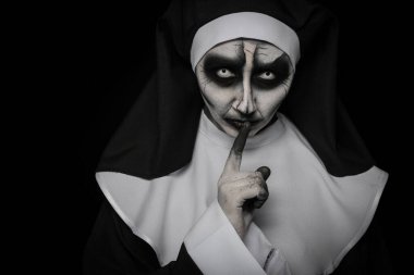 Siyah arka planda korkunç bir rahibenin portresi, mesaj için boşluk. Cadılar Bayramı partisi görünüşü