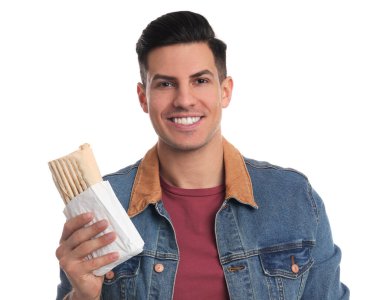 Beyaz arka planda lezzetli shawarma yapan adam.