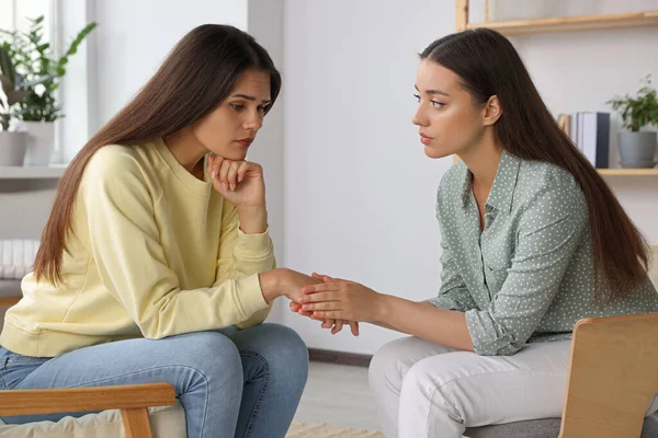 Psicólogo Profesional Que Trabaja Con Una Joven Consultorio — Foto de Stock