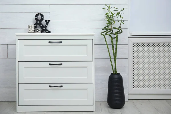 Vase Avec Lucky Bambou Sur Sol Près Commode Dans Chambre — Photo