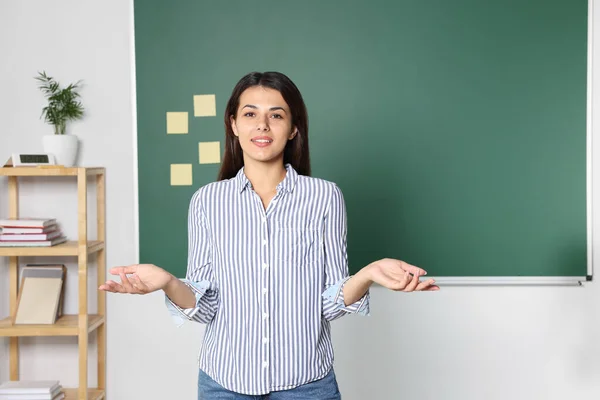 Gelukkige Jonge Leraar Geeft Les Schoolbord Klas Ruimte Voor Tekst — Stockfoto