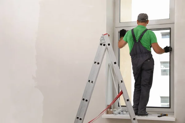 Arbeiter Uniform Beim Einbau Von Doppelt Verglasten Fenstern Innenräumen Rückansicht — Stockfoto