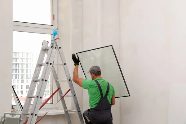 Trabalhador Uniforme Segurando Janela Vidros Duplos Dentro Casa Visão Traseira — Fotografia de Stock