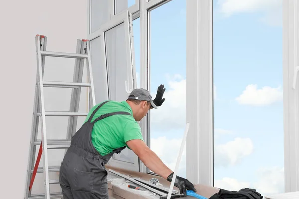 Arbeiter Uniform Beim Einbau Von Doppelt Verglasten Fenstern Innenräumen — Stockfoto