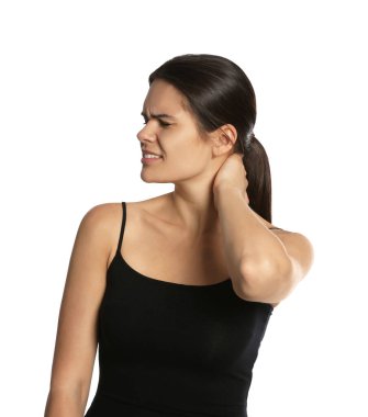 Genç kadın beyaz arka plan üzerinde boyun ağrısı muzdarip