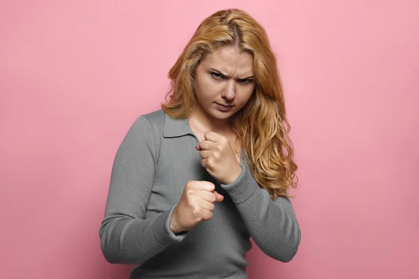 Vihainen Nuori Nainen Valmis Taistelemaan Vaaleanpunainen Tausta — kuvapankkivalokuva