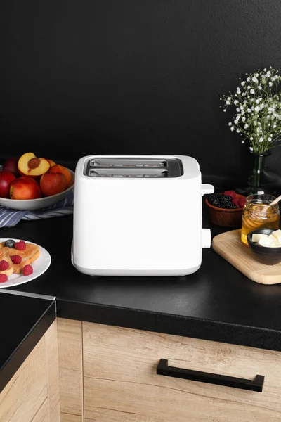부엌에 현대식 토스터 딸기와 — 스톡 사진