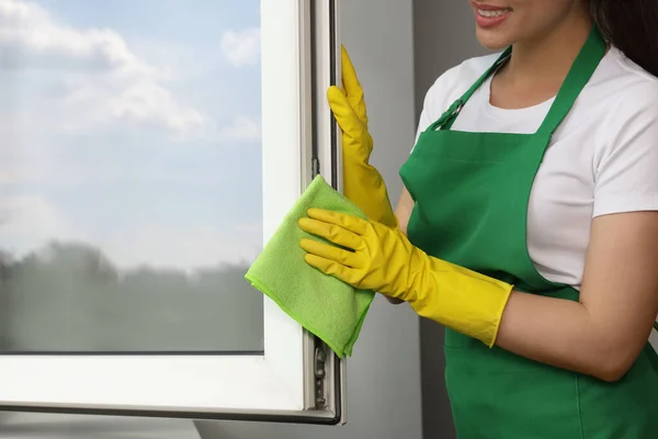 Gelukkig Jong Vrouw Schoonmaken Venster Met Lomp Binnen Closeup — Stockfoto