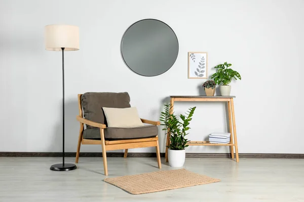 Élégant Salon Intérieur Avec Mobilier Bois Plantes Intérieur Miroir Rond — Photo