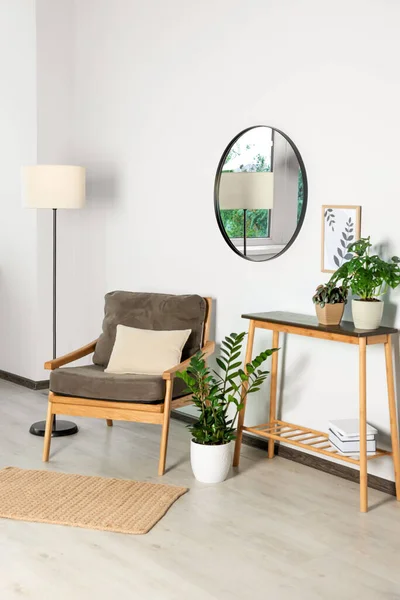 Elegante Soggiorno Interno Con Mobili Legno Piante Appartamento Specchio Rotondo — Foto Stock
