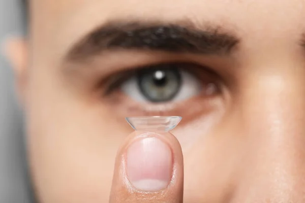 Jongeman Met Contactlens Focus Vinger — Stockfoto