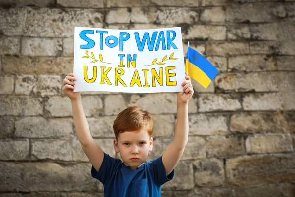 Triste Ragazzo Possesso Poster Stop Guerra Ucraina Bandiera Nazionale Contro — Foto Stock