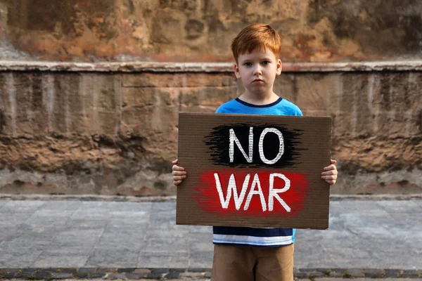 Smutny Chłopiec Trzymający Plakat Słowami Nie Wojny Dworze Miejsce Tekst — Zdjęcie stockowe