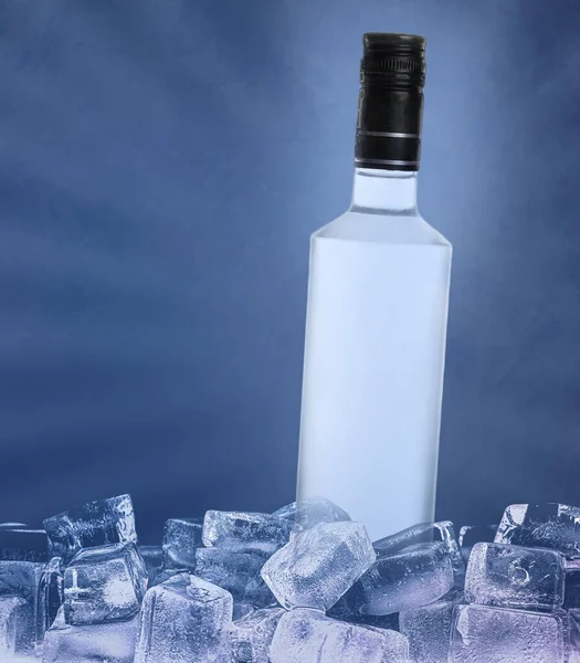 Botella Vodka Sobre Cubitos Hielo Sobre Fondo Azul Espacio Para —  Fotos de Stock