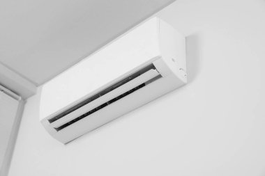 Beyaz duvardaki modern klima, düşük açılı manzara.
