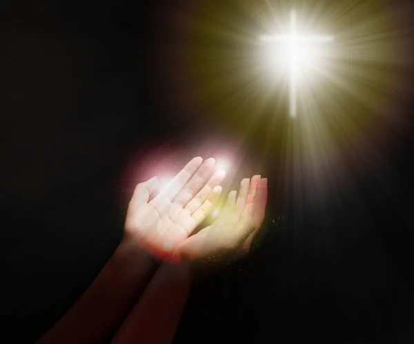 暗闇の中でクロスシルエットに向かって手を伸ばし女性を閉じます 祈りの概念 — ストック写真