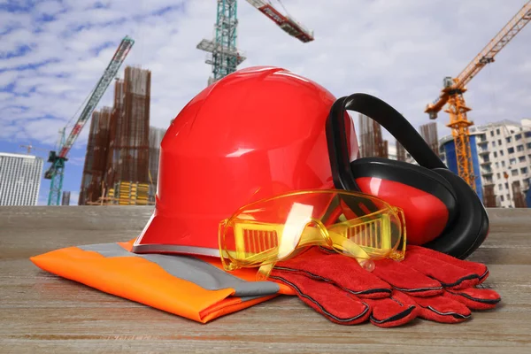 Biztonsági Berendezések Szerszámok Fából Készült Felületen Homályos Kilátás Építkezésre — Stock Fotó