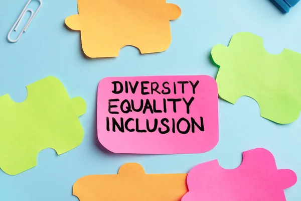 Nota Pegajosa Com Palavras Diversidade Igualdade Inclusão Peças Quebra Cabeça — Fotografia de Stock